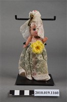 藏品(金髮藍眼捧花女孩玩偶)的圖片