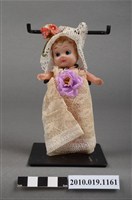 藏品(金髮藍眼捧花女孩玩偶)的圖片