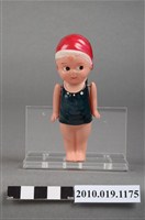 藏品(藍黑色背心女孩玩偶)的圖片