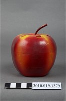 藏品(天工實業股份有限公司蘋果造型筆筒)的圖片