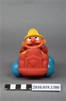藏品(芝麻街恩尼與汽車玩具)的圖片