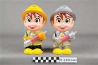 藏品(高雄港務局消防寶寶造型存錢筒組)的圖片