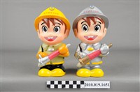 藏品(臺中港務局消防寶寶造型存錢筒組)的圖片