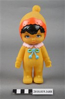 藏品(黃衣小孩玩偶)的圖片