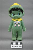 藏品(綠衣小孩玩偶)的圖片