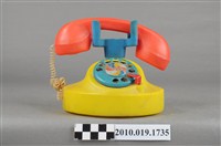 藏品(轉盤電話造型存錢筒)的圖片