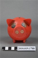 藏品(紅色豬造型存錢筒)的圖片