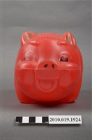 藏品(紅色豬造型存錢筒)的圖片