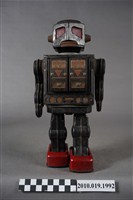 藏品(黑色金屬製機器人)的圖片