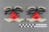 藏品(黑色眼鏡與紅鼻裝扮道具組)的圖片