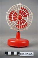 藏品(紅色塑膠風扇玩具)的圖片