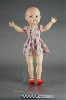藏品(粉色印花洋裝女孩玩偶)的圖片