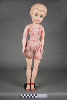 藏品(粉色洋裝女孩玩偶)的圖片
