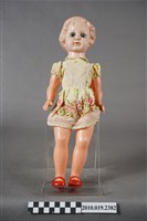 藏品(黃色洋裝女孩玩偶)的圖片