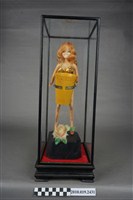 藏品(金髮打鼓女孩玩偶擺飾)的圖片