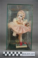 藏品(蠟製女孩玩偶擺飾)的圖片