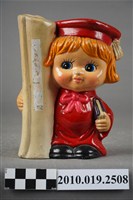 藏品(彩釉畢業生女孩瓷偶存錢筒)的圖片