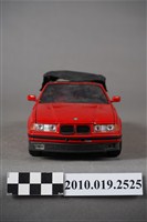 藏品(紅色敞篷玩具車)的圖片