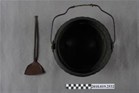 藏品(理髮用火爐與火鏟)的圖片
