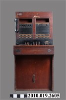 藏品(共電式電信交換機座席臺)的圖片