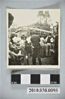 藏品(群眾圍觀與巴士)的圖片