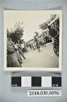 藏品(腳踏車隊與圍觀人群)的圖片