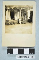 藏品(2位女性於廟前合影)的圖片