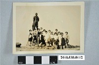 藏品(野柳英勇救人林添楨塑像前合影)的圖片