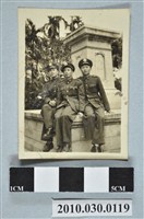 藏品(英良攝贈三位軍人的合照)的圖片