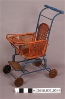 藏品(鐵手把藤製嬰兒推車)的圖片