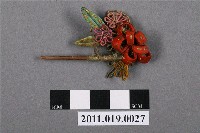 藏品(木柄彩繡花形頭飾)的圖片