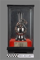 藏品(洪慶峰升任臺中縣教育局局長創新教育鑄銅葡萄花瓶擺飾)的圖片