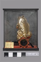藏品(洪慶峰升任臺中縣文化中心主任飛鱗昇運金鯉魚擺飾)的圖片