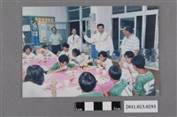 藏品(1994年臺灣區中等學校運動會臺中縣縣長廖了以探視選手用餐照)的圖片