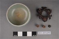 藏品(青瓷三足香爐及底座)的圖片