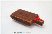 藏品(長方形雙面雕龜壽桃元寶彎錠紋帶柄粿糕印)的圖片