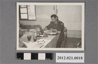 藏品(側拍1名海軍上校參加會議)的圖片