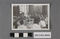 藏品(12名男子於餐廳用餐)的圖片