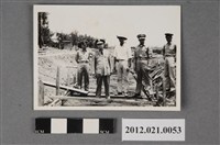 藏品(數名軍官視察基地內工程)的圖片