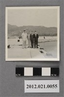 藏品(4名男性於碼頭合照)的圖片