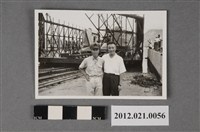 藏品(2名男子於海軍登陸艇（LCU）前合照)的圖片