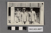 藏品(海軍軍官於介壽堂前步行而出)的圖片