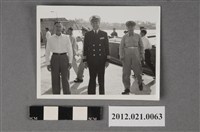 藏品(3名男子於碼頭旁合照)的圖片