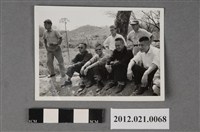 藏品(眾人於草地上合照)的圖片