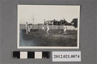 藏品(6名男子於基地上打羽球)的圖片