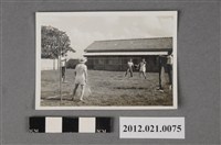 藏品(6名男子於基地上打羽球)的圖片