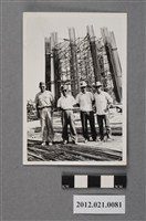 藏品(4名男子於基地工程地內合照)的圖片