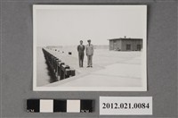 藏品(2名男子於碼頭堤岸上合照)的圖片