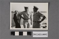 藏品(2名美軍與軍方人員討論)的圖片