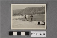 藏品(3名男子於碼頭堤岸上視察)的圖片